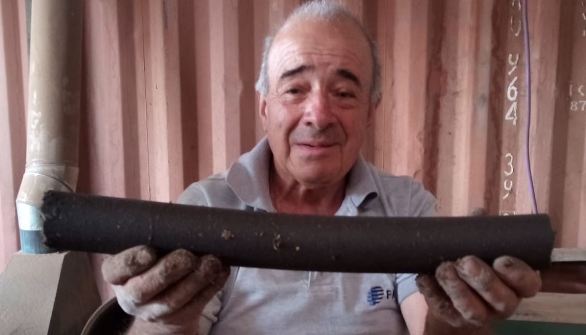 Miguel Farías es jubilado y vende leña fabricada con restos de poda para evitar la deforestación.