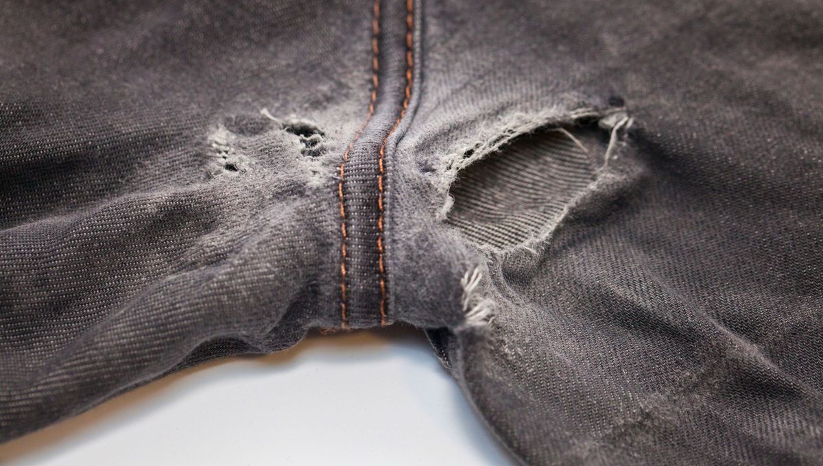 Un DIY de ropa muy sencillo y útil para recuperar un pantalón.&nbsp;