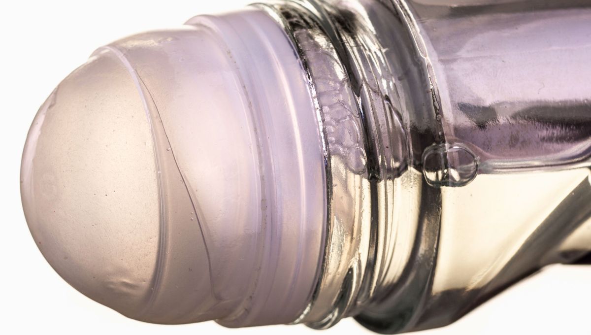 Por año se utilizan y desechan billones de envases plásticos en el mundo. Por año se utilizan y desechan billones de envases plásticos en el mundo. 