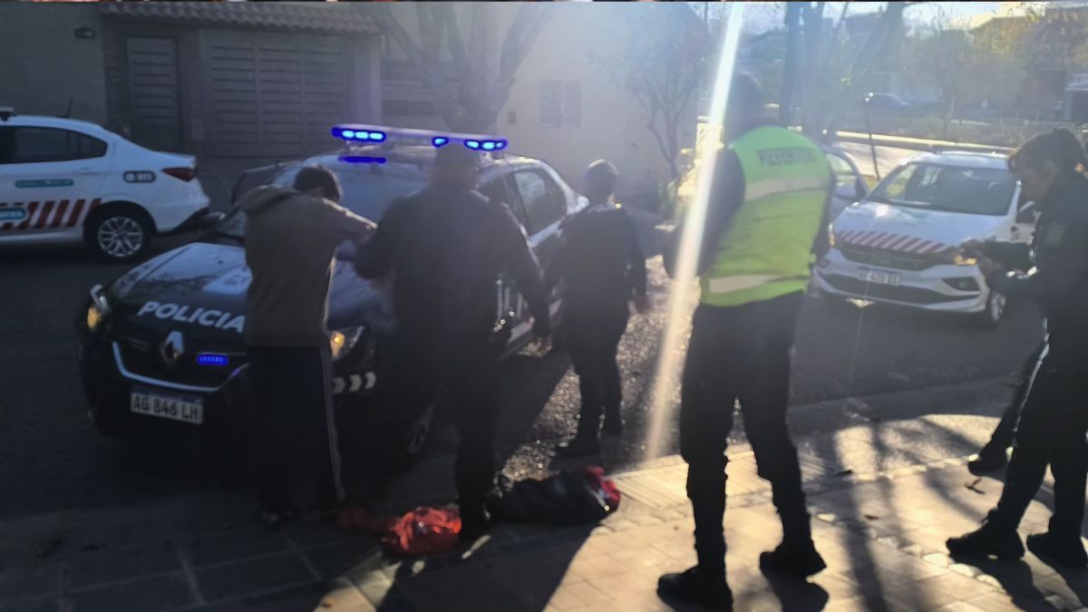 El momento de la detención del adolescente de 15 años. El momento de la detención del adolescente de 15 años.