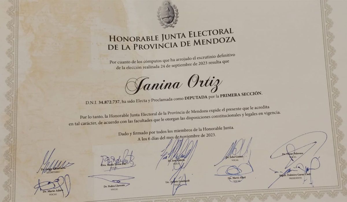 El diploma de Janina Ortiz como diputada provincial. El diploma de Janina Ortiz como diputada provincial.