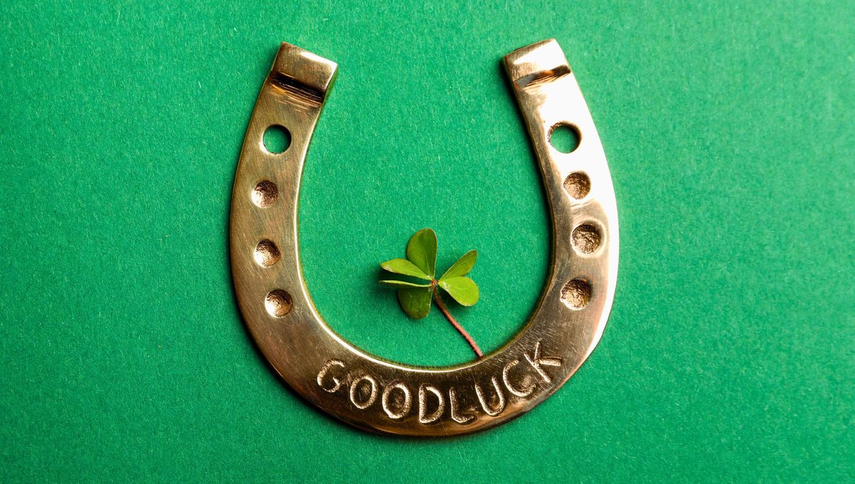 El trébol de cuatro hojas es un símbolo universal de buena suerte y prosperidad. El trébol de cuatro hojas es un símbolo universal de buena suerte y prosperidad.