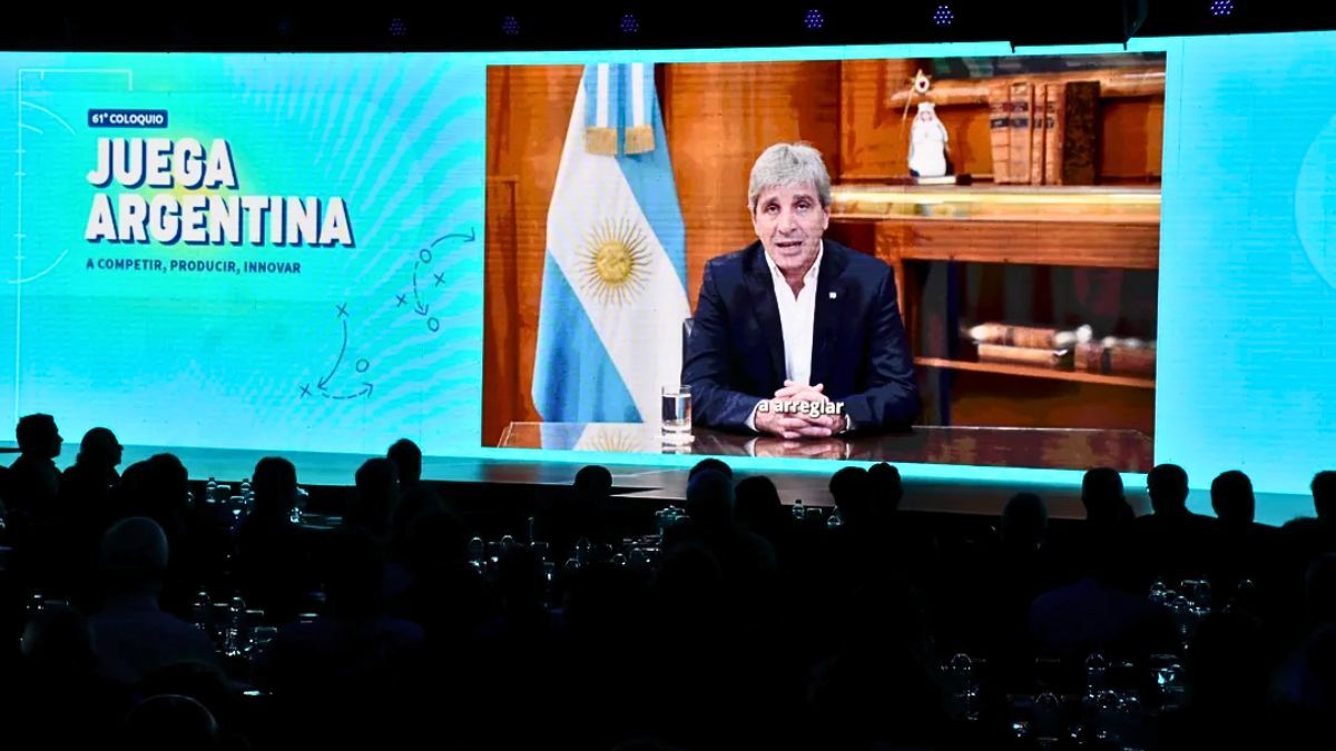 En el Coloquio de IDEA Luis Caputo prometió reforma laboral y negó una devaluación