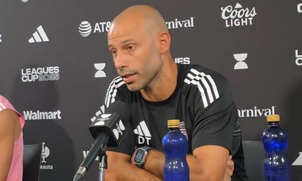Javier Mascherano y un cruce público con un jugador.