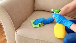 Cómo limpiar la tela de tu sillón sin dañarla y en pocos minutos