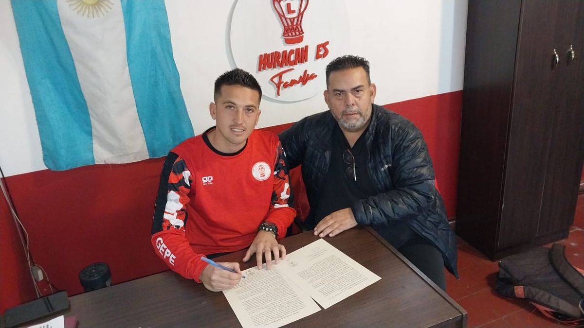 Abdo Alí está junto al vicepresidente de Huracán Dante Ponce. El DT fue ratificado en su cargo y firmó su contrato.