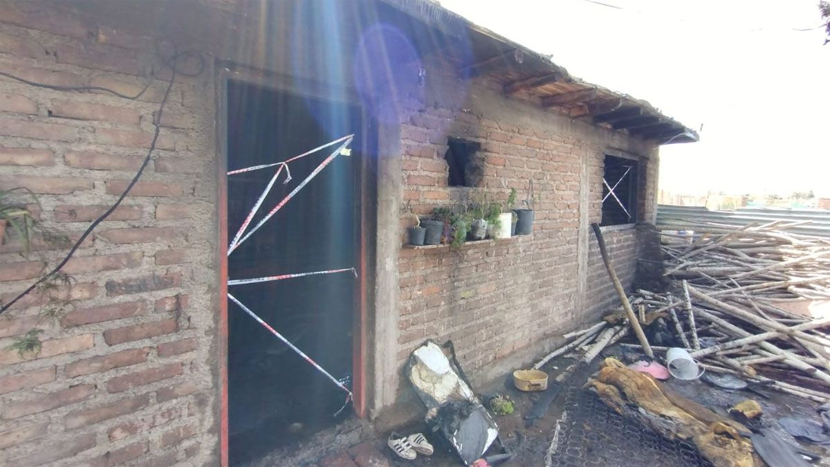 La vivienda quedó inhabitada debido a la posibilidad de derrumbe luego del incendio ocurrido en la mañana de este martes. La vivienda quedó inhabitada debido a la posibilidad de derrumbe luego del incendio ocurrido en la mañana de este martes.