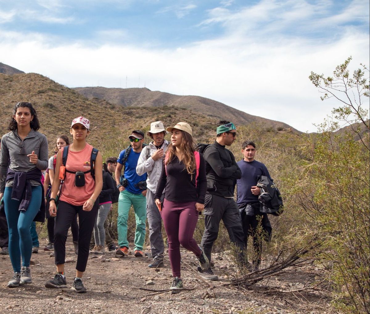 Camila junto a otros jóvenes medioambientalistas de nuestro país. Camila junto a otros jóvenes medioambientalistas de nuestro país.