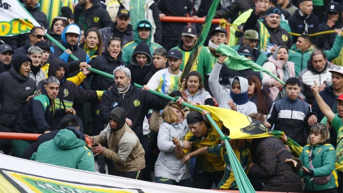 Hubo una terrible gresca de los hinchas de Aldosivi en Mar del Plata.