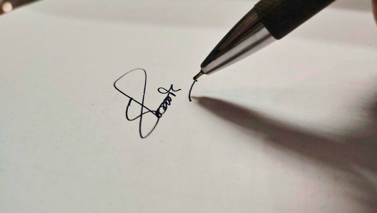 Cada vez es m&aacute;s com&uacute;n encontrar personas que al firmar subrayan su firma.