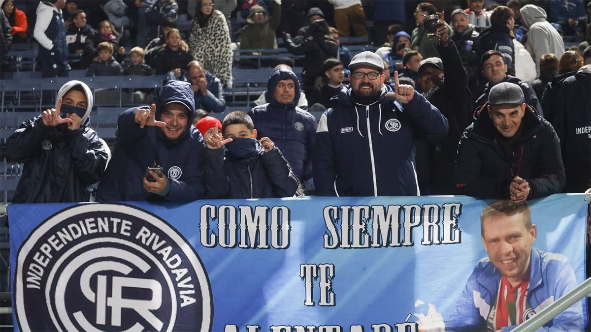 Los hinchas de Independiente Rivadavia le hicieron el aguante al equipo.