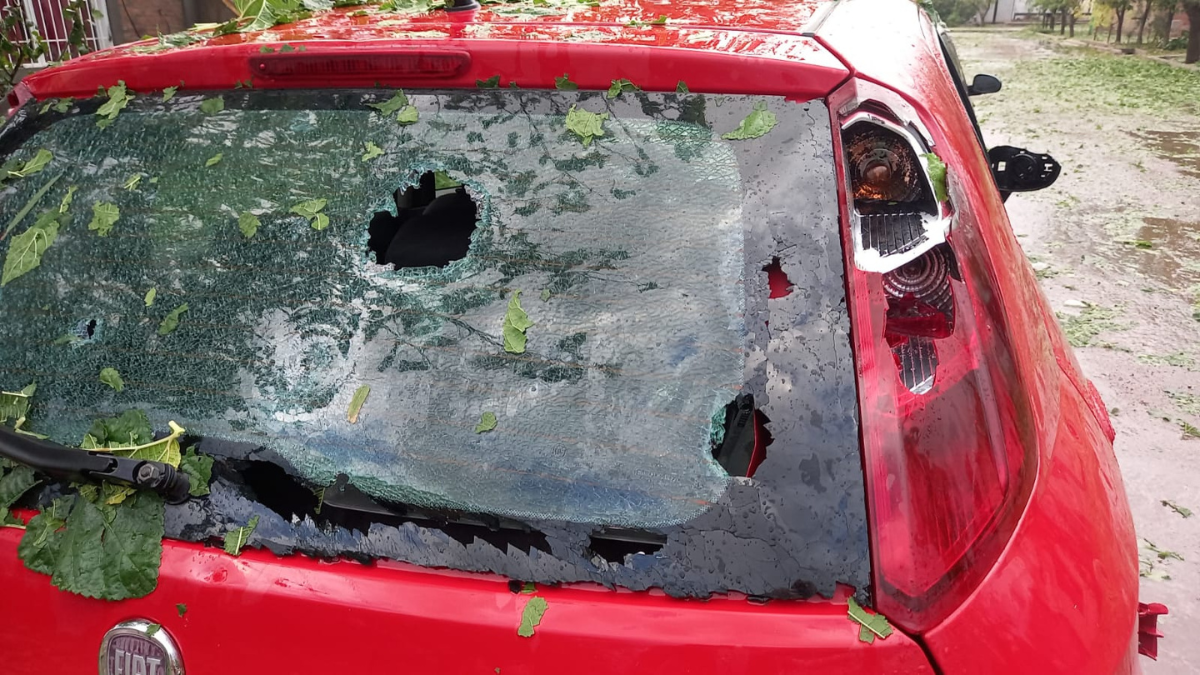 El granizo estalló la luneta de un auto. El granizo estalló la luneta de un auto.