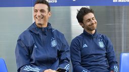 Lionel Scaloni, en la foto junto a Pablo Aimar, se mostró bastante incómodo en la conferencia de prensa post victoria de la Selección argentina frente a Bolivia.
