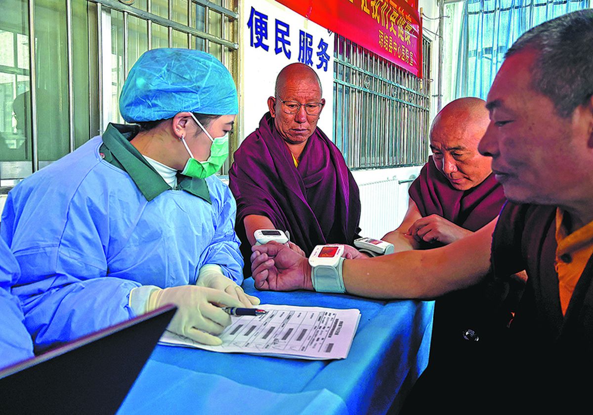 Monjes reciben un chequeo médico anual gratuito en el Hospital Central del Condado de Chonggyai en abril. PALDEN NYIMA / CHINA DAILY. Monjes reciben un chequeo médico anual gratuito en el Hospital Central del Condado de Chonggyai en abril. PALDEN NYIMA / CHINA DAILY.