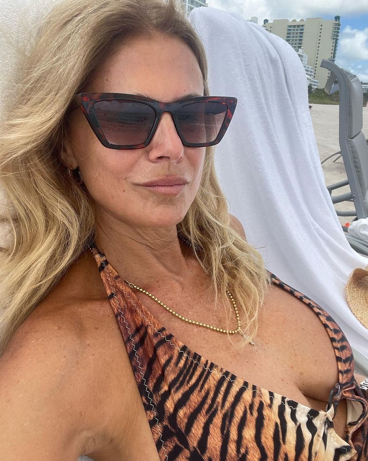 Furor por el escotazo de Flavia Palmiero en Miami.