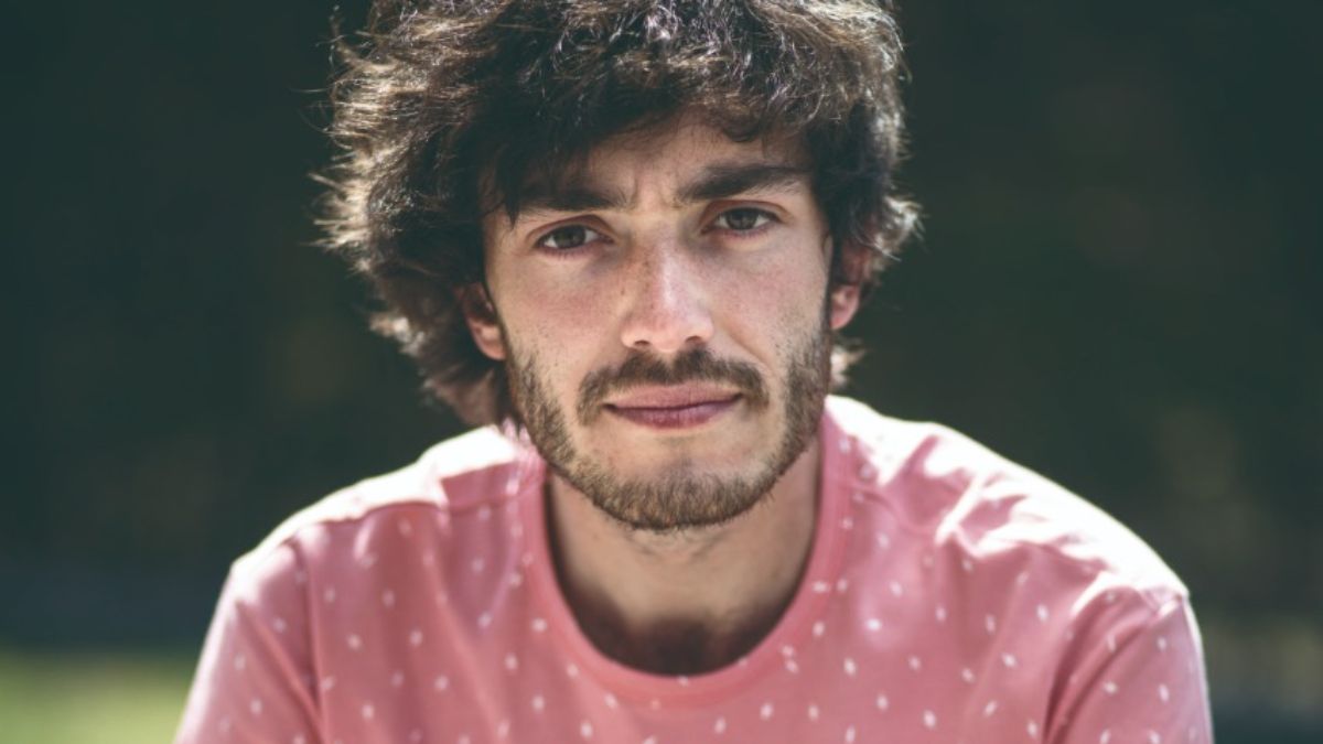 Marcos tiene 26 años, ya rindió su última materia de ingeniería, y sólo le resta la Tesis para diplomarse. Es soltero y vive en Luján de Cuyo. Sueña con ser astronauta y viajar por el espacio.