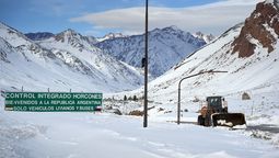 Las máquinas de Vialidad Nacional trabajan para despejar la ruta hasta el Paso Cristo Redentor.