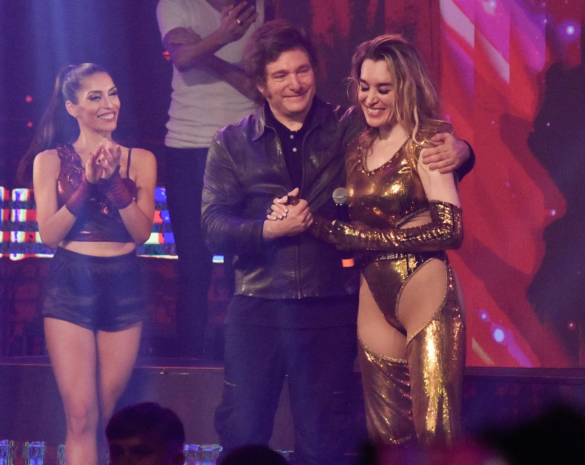 Enamorados. El Presidente y su novia en el escenario. Enamorados. El Presidente y su novia en el escenario.