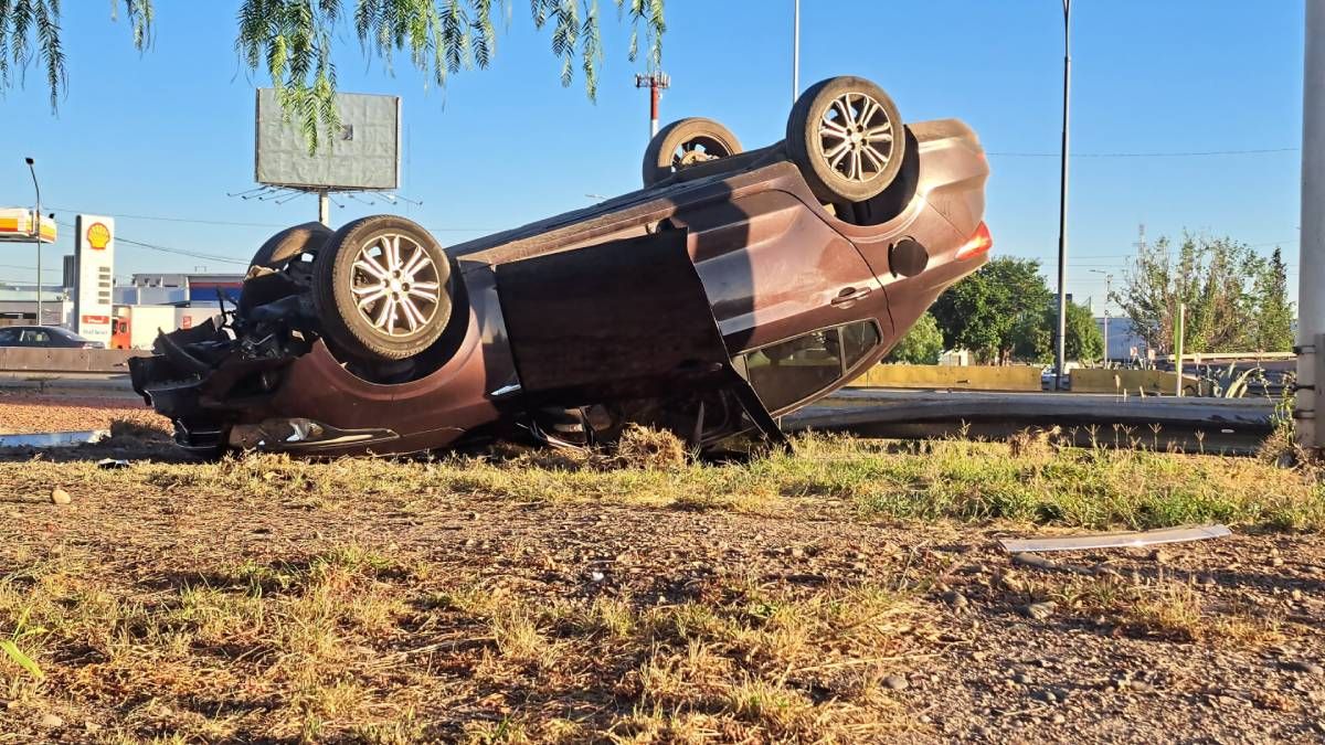 A pesar del impresionante accidente, los dos ocupantes salieron por sus propios medios y escaparon por tratarse de un auto robado hace un mes. A pesar del impresionante accidente, los dos ocupantes salieron por sus propios medios y escaparon por tratarse de un auto robado hace un mes.