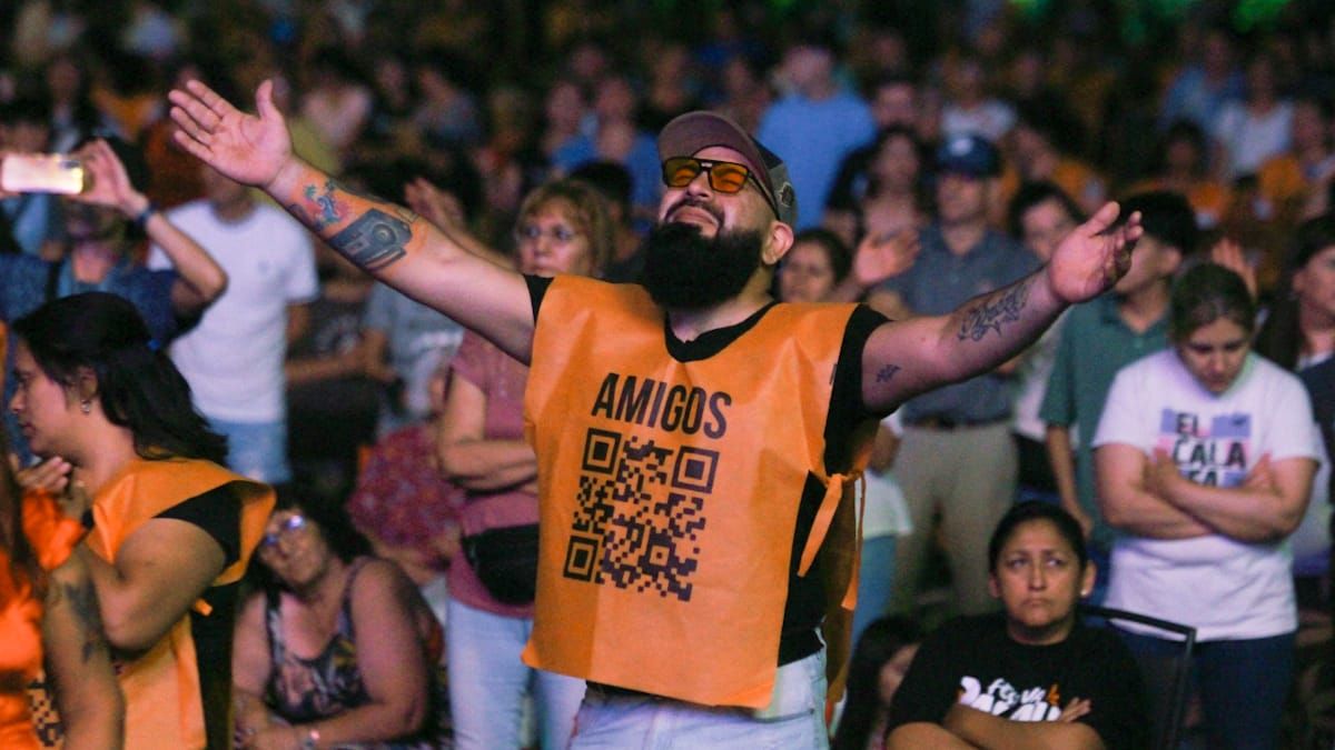 Uno de los fieles evangélicos celebrando el mensaje religioso en el Parque. 