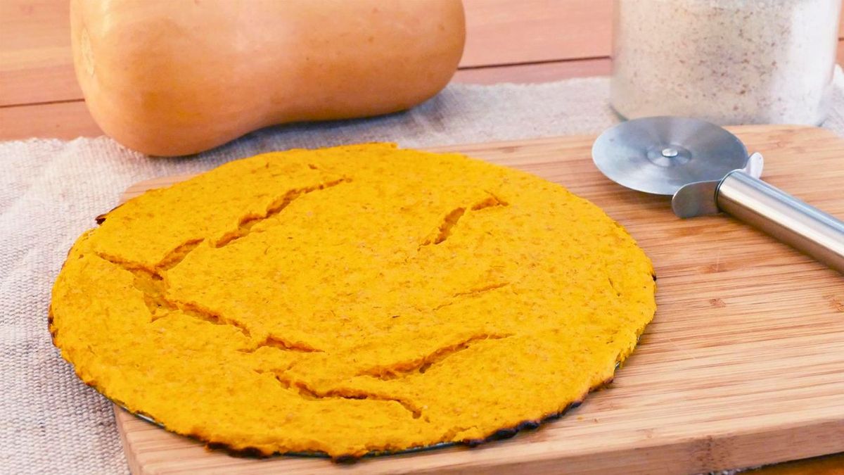 La base de calabaza y zanahoria aporta fibra, vitaminas y una textura suave, convirtiendo esta pizza sin harina ni gluten en una opción saludable y deliciosa. La base de calabaza y zanahoria aporta fibra, vitaminas y una textura suave, convirtiendo esta pizza sin harina ni gluten en una opción saludable y deliciosa.