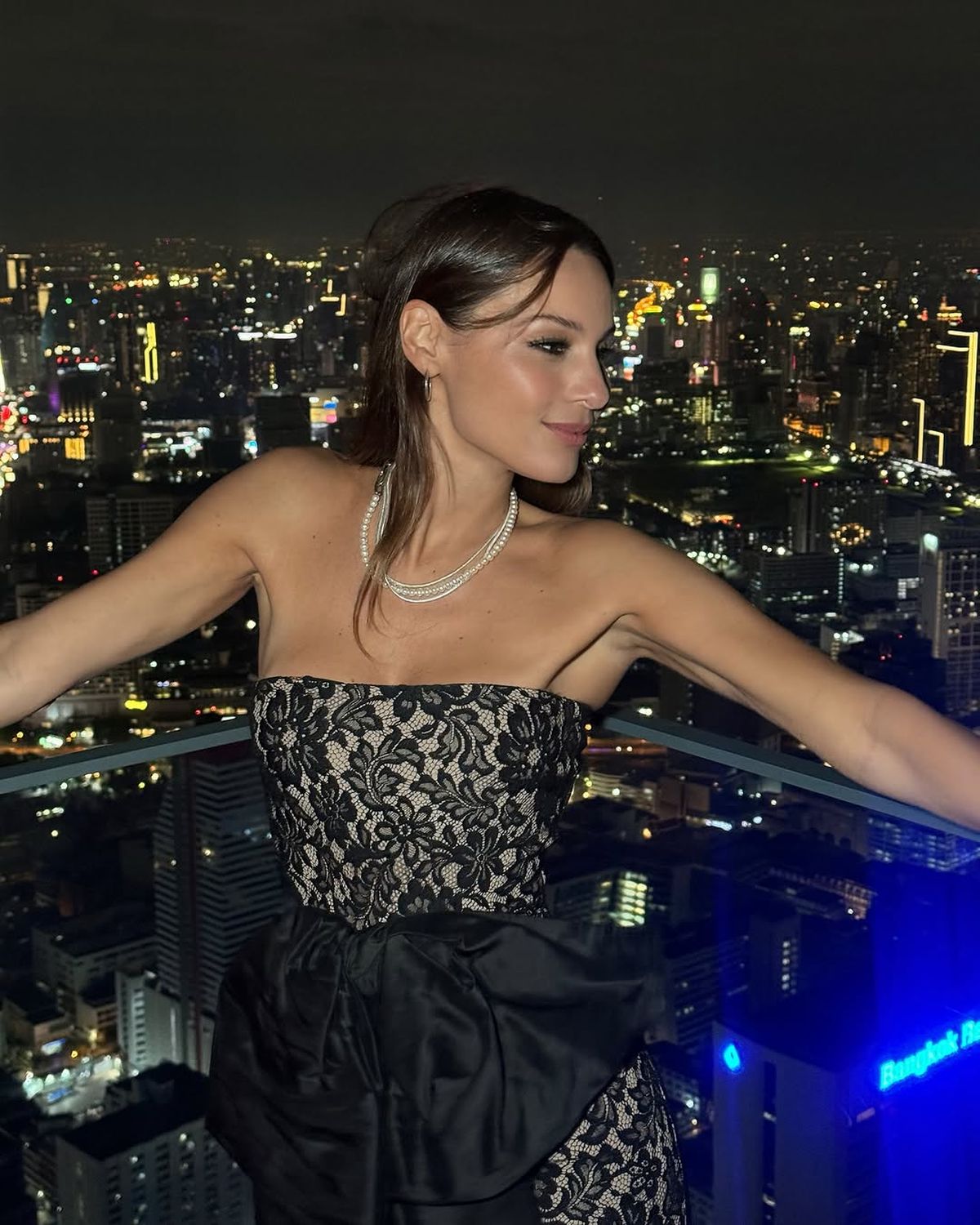 Desde Tailandia, Pampita estrena transparencias nude en clave XS al ras y marca tendencia. Desde Tailandia, Pampita estrena transparencias nude en clave XS al ras y marca tendencia.