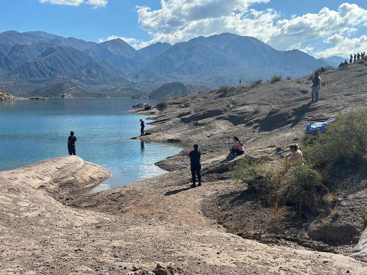 Mientras la policía náutica y bomberos continúan la búsqueda de Lautaro, familiares y amigos esperan a orillas del Dique Potrerillos. Mientras la policía náutica y bomberos continúan la búsqueda de Lautaro, familiares y amigos esperan a orillas del Dique Potrerillos.