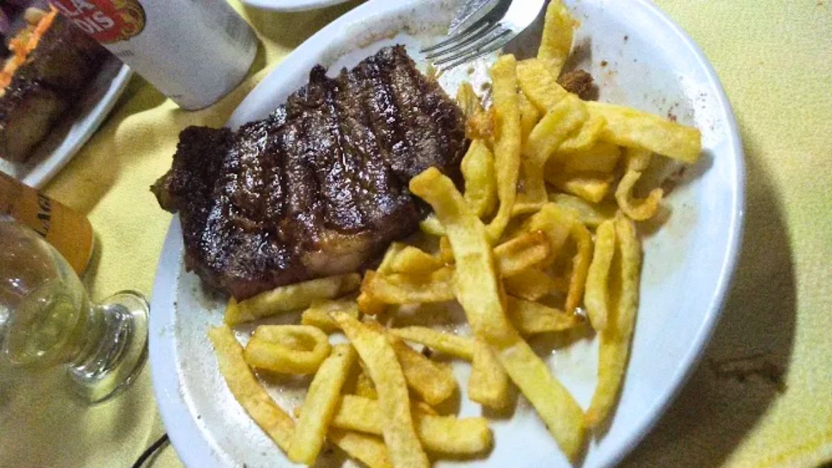 El asado viene acompañado con papas fritas en este bodegón. El asado viene acompañado con papas fritas en este bodegón.