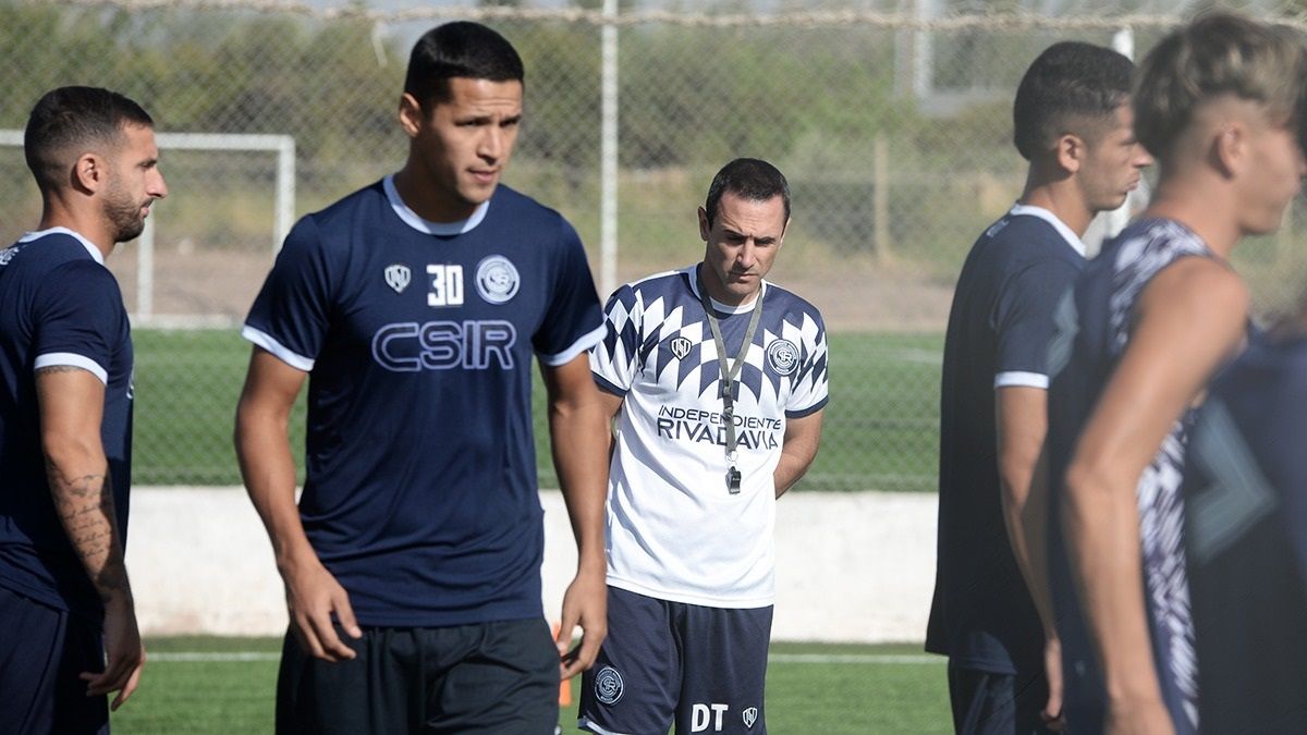 El delantero de Independiente Rivadavia Alex Arce demostró que es un jugador interesante.