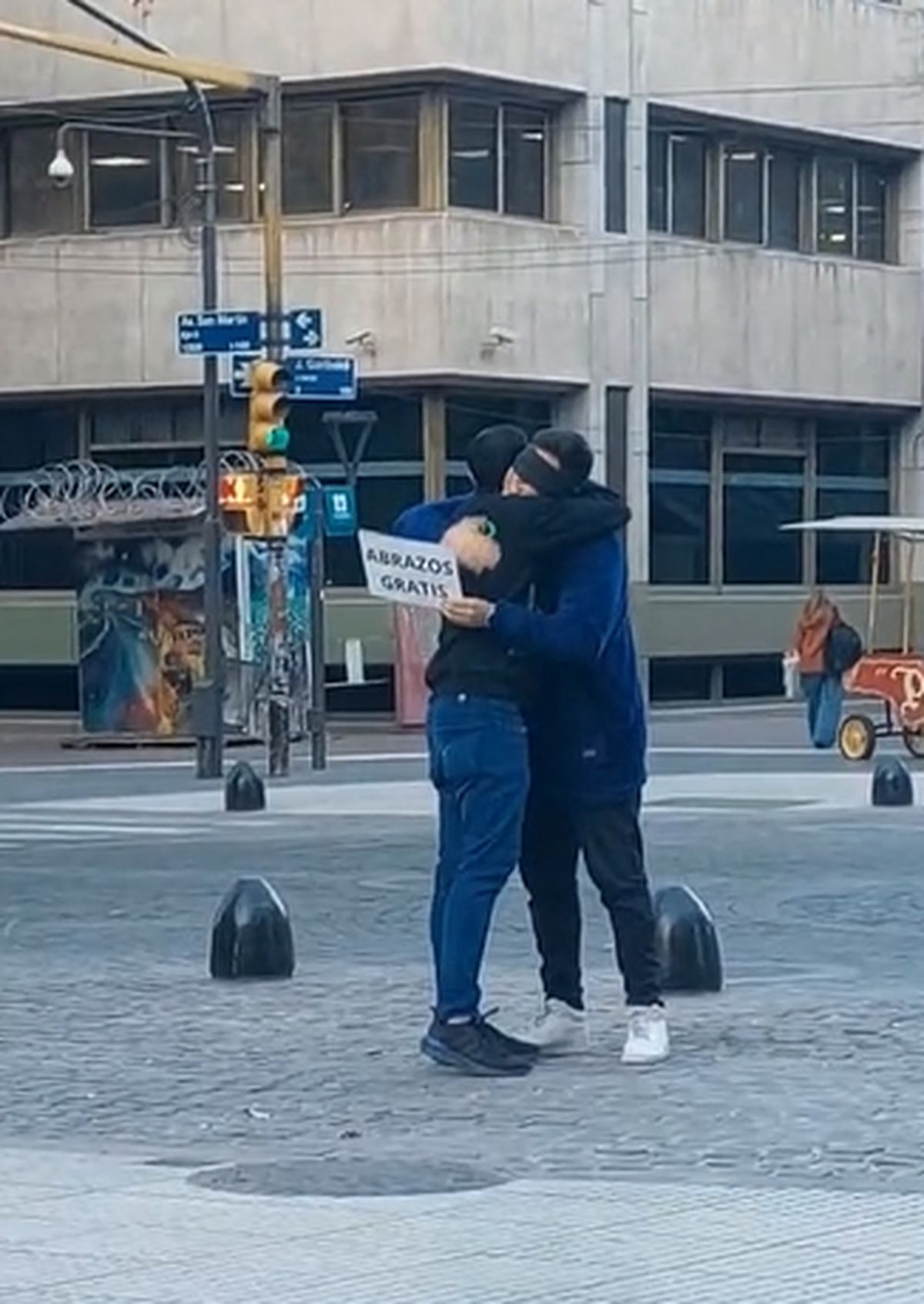 El futuro papá que logró dos abrazos al precio de uno. El futuro papá que logró dos abrazos al precio de uno.