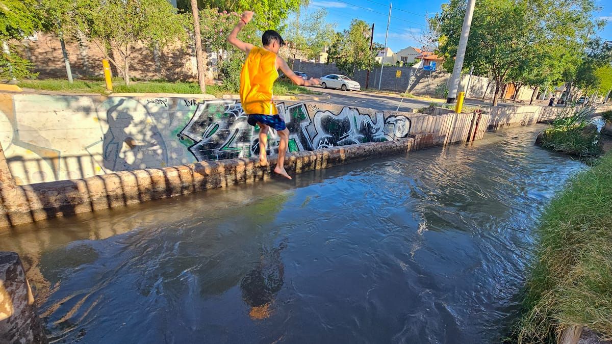 La ley provincial 8784 prohíbe bañarse en canales de riego, zanjones o cualquier cauce de agua público que no esté habilitado para tal fin. La ley provincial 8784 prohíbe bañarse en canales de riego, zanjones o cualquier cauce de agua público que no esté habilitado para tal fin.