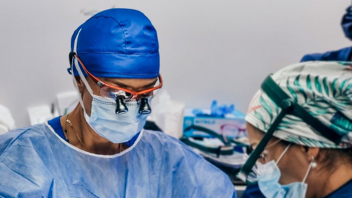 La Dra. Susacasa es cirujana especializada en recuperación capilar y cuenta con más de 30 años de experiencia en el tratamiento de la calvicie.