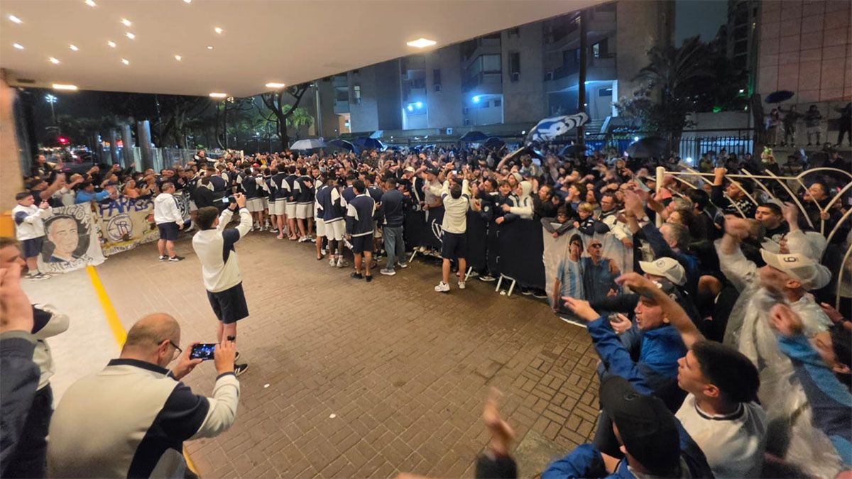 Los hinchas le hicieron el aguante a Independiente Rivadavia en Brasil antes del partido con Fluminense.
