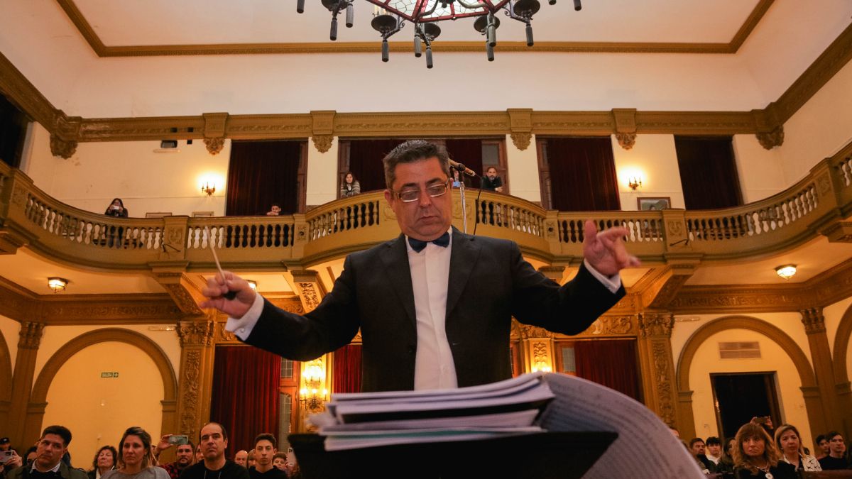 Hugo Arcidiácono ideó una escuela que les permite a los jóvenes de toda la sociedad acceder de forma gratuita al aprendizaje de música y participación de una orquesta hace 11 años. Aquí, en el Centro Asturiano de Buenos Aires.