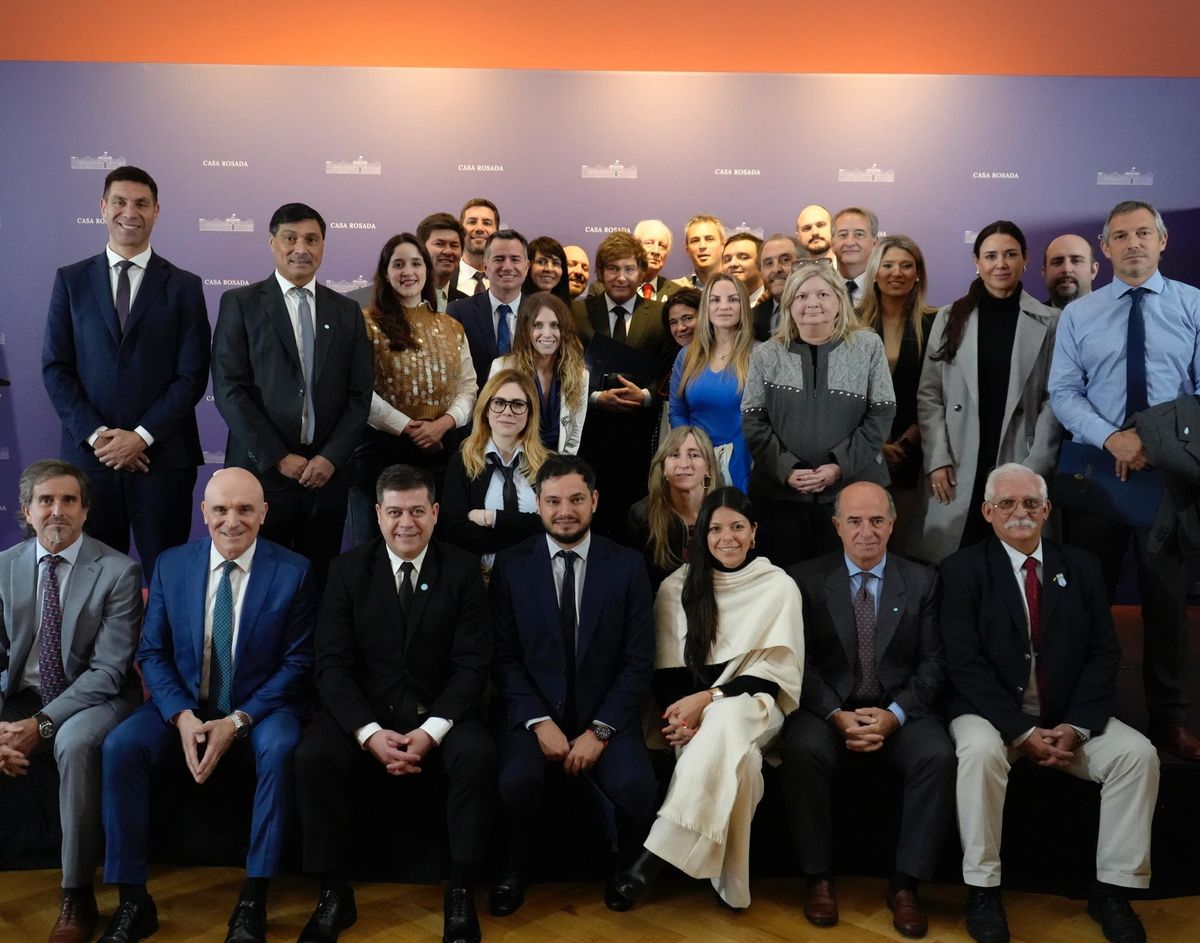Los diputados libertarios, entre ellos los mendocinos Álvaro Martínez, Mechi Llano y Facundo Correa Llano, tras el encuentro con Javier Milei. Los diputados libertarios, entre ellos los mendocinos Álvaro Martínez, Mechi Llano y Facundo Correa Llano, tras el encuentro con Javier Milei.