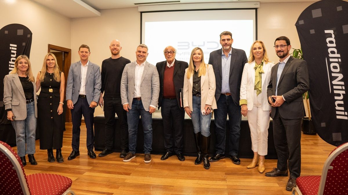 Todos para la foto: Sara González, Marta Reale, Miguel Catalano, Esteban Allasino, Diego Costarelli, Osvaldo Granados, Paola Piquer, Martín Kerchner y Fernanda Sabadín. Todos para la foto: Sara González, Marta Reale, Miguel Catalano, Esteban Allasino, Diego Costarelli, Osvaldo Granados, Paola Piquer, Martín Kerchner y Fernanda Sabadín.