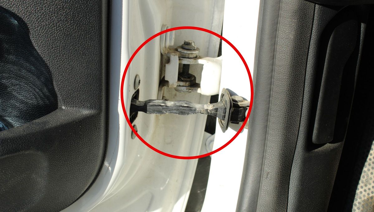 Un ruido al abrir la puerta del auto puede deberse a varios factores, como bisagras desgastadas, tornillos flojos o falta de lubricación Un ruido al abrir la puerta del auto puede deberse a varios factores, como bisagras desgastadas, tornillos flojos o falta de lubricación