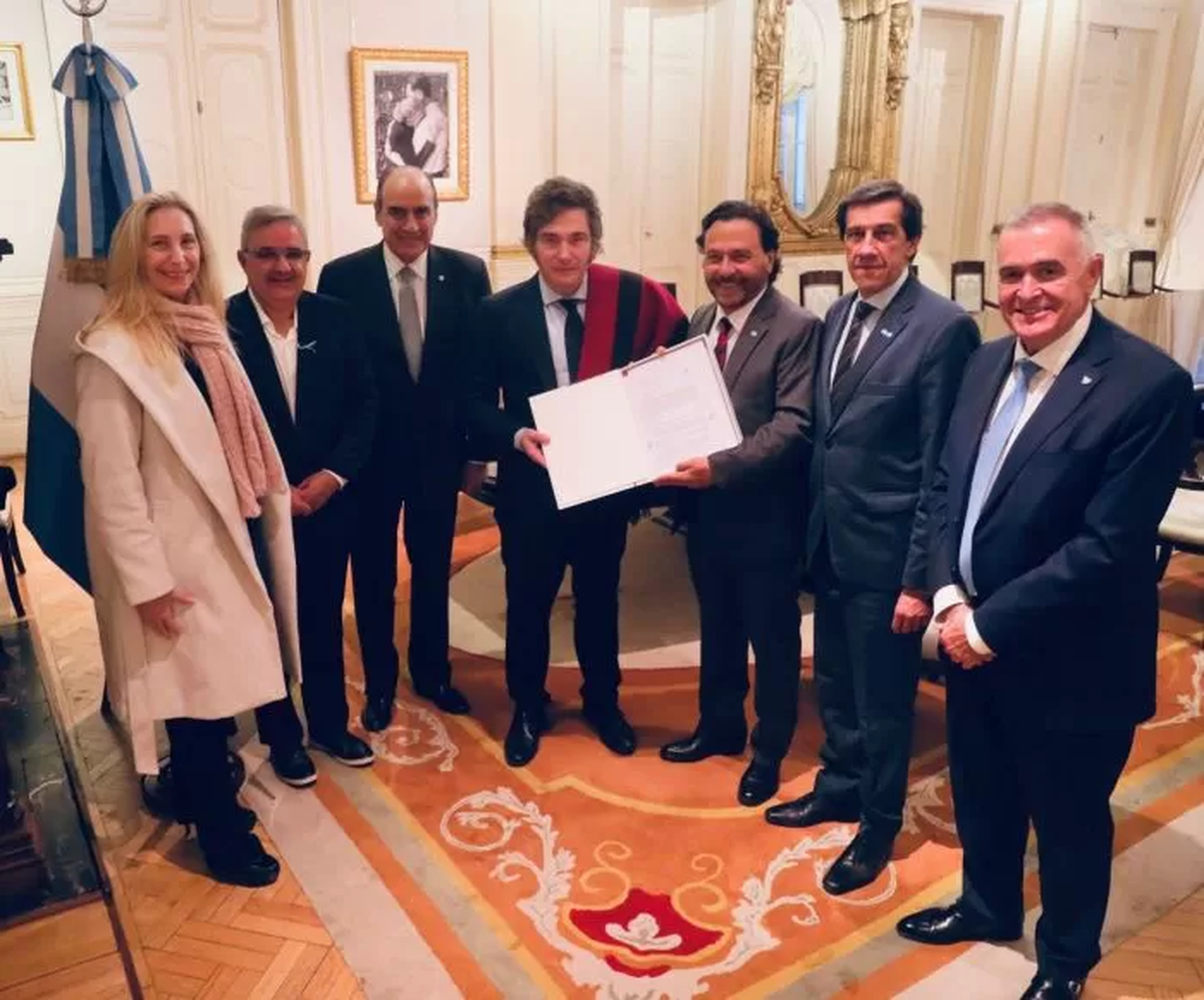 Javier Milei y Gustavo Saénz durante el Pacto de Güemes. Javier Milei y Gustavo Saénz durante el Pacto de Güemes.