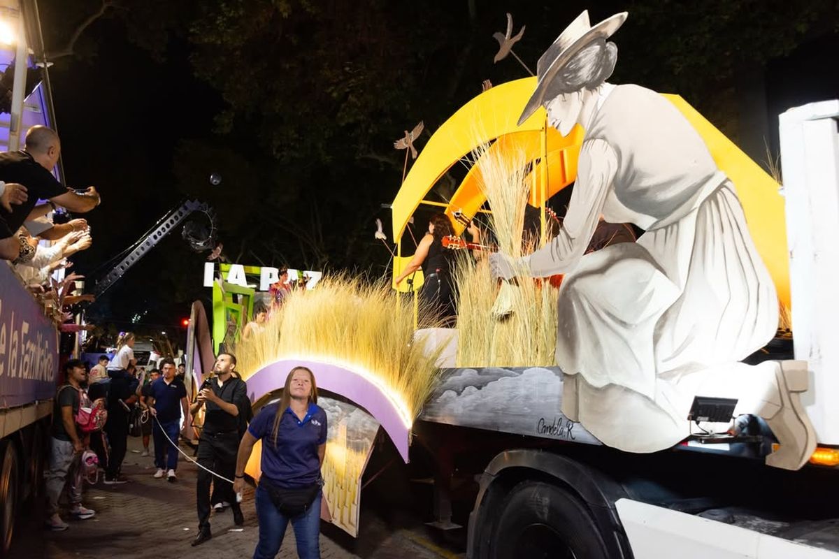 El diseño del carro paceño rindió homenaje a la mujer en la Vía Blanca y Carrusel de la Vendimia 2026. El diseño del carro paceño rindió homenaje a la mujer en la Vía Blanca y Carrusel de la Vendimia 2026.