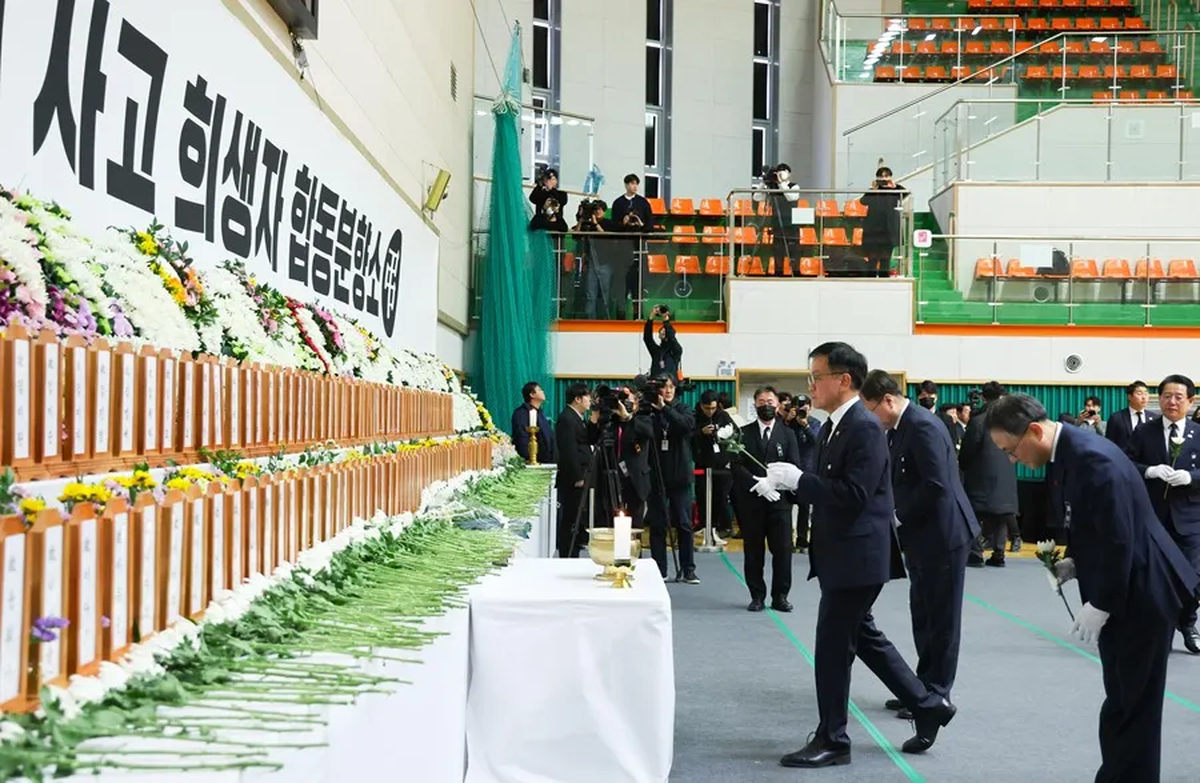 El presidente interino de Corea del Sur, Choi Sang-mok, deja flores para las víctimas del accidente aéreo de Jeju Air. Crédito: EFE/EPA/YONHAP. El presidente interino de Corea del Sur, Choi Sang-mok, deja flores para las víctimas del accidente aéreo de Jeju Air. Crédito: EFE/EPA/YONHAP.