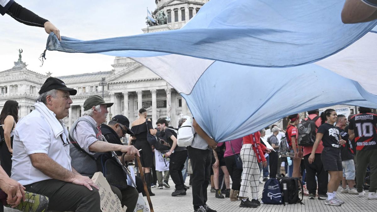 En Buenos Aires los jubilados se concentraron frente al Congreso. En Buenos Aires los jubilados se concentraron frente al Congreso.