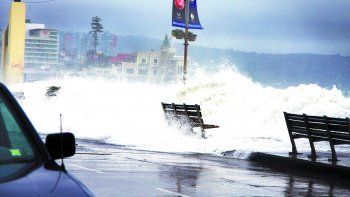Las marejadas en Chile ya dejaron una muerte, rescates y daños