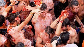 Decenas de personas destrozaron el coche de Google que iba a tomar imágenes en la Tomatina