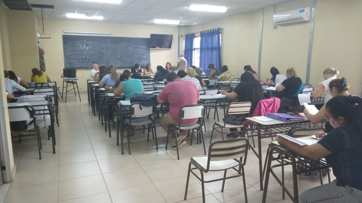 La DGE incentiva mediante becas a que más personas elijan estudiar profesorados de materias duras como Matemáticas, Física y Química. La DGE incentiva mediante becas a que más personas elijan estudiar profesorados de materias duras como Matemáticas, Física y Química.