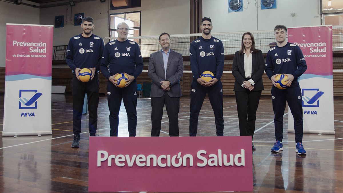 Autoridades de Prevención Salud e integrantes de la selección de vóley. 