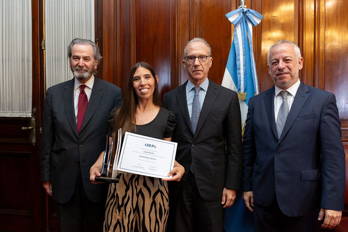 Analía Doña recibió su premio de manos del vicepresidente de la Corte Suprema de Justicia de la Nación, Carlos Rosenkrantz; el ministro decano del Máximo Tribunal, Juan Carlos Maqueda, y el presidente de Adepa, Martín Etchevers.