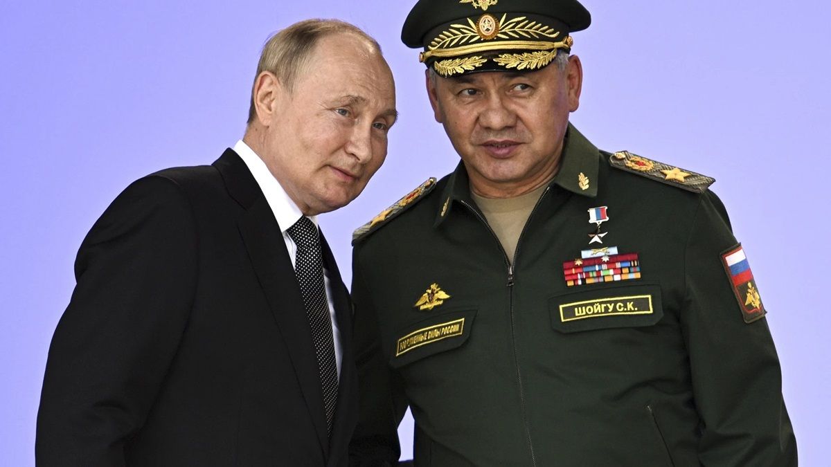 Vladímir Putin en conversación con Serguéi Shoigu.