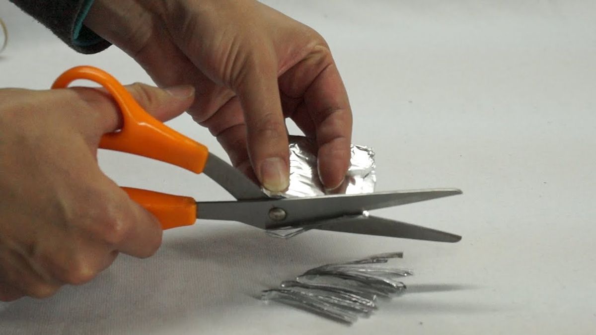 Cortar papel de aluminio también es un truco casero efectivo. Cortar papel de aluminio también es un truco casero efectivo.