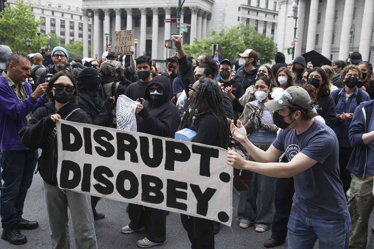 Arrestos en Nueva York. Manifestantes se reúnen frente a una oficina del Servicio de Inmigración y Control de Aduanas (ICE) en respuesta a las recientes redadas del ICE en todo el país. Crédito: EFE/EPA/SARAH YENESEL. Arrestos en Nueva York. Manifestantes se reúnen frente a una oficina del Servicio de Inmigración y Control de Aduanas (ICE) en respuesta a las recientes redadas del ICE en todo el país. Crédito: EFE/EPA/SARAH YENESEL.