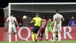 Enzo Pérez marcó en su propio arco el 1 a 0 del San Pablo.